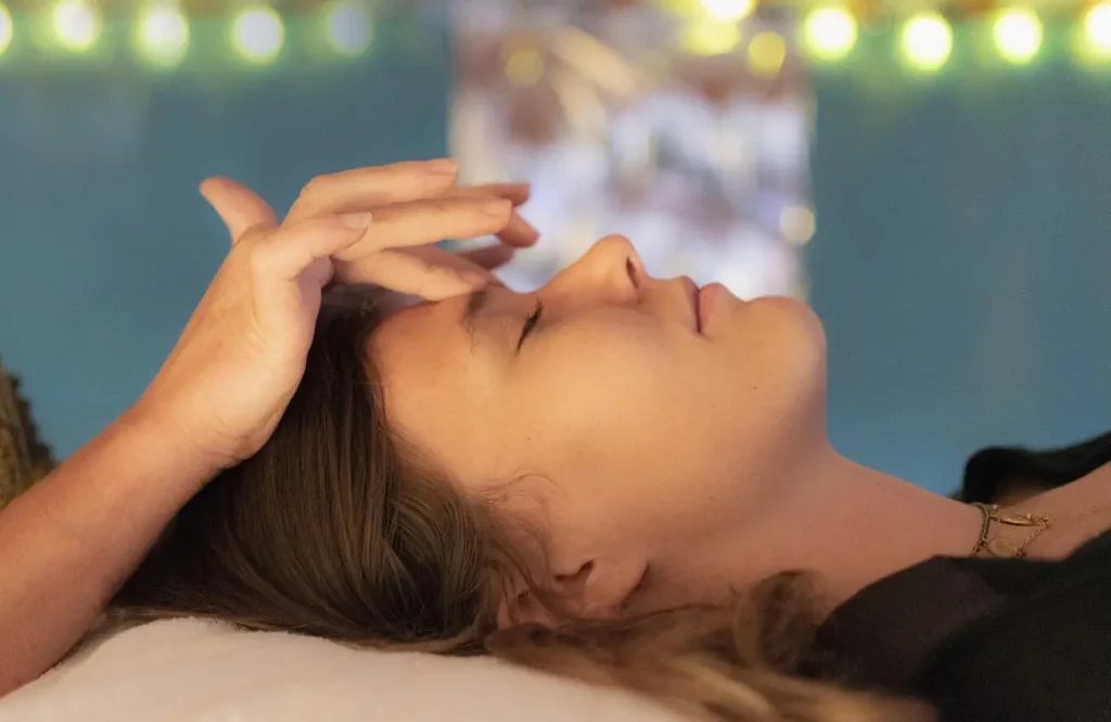 Trattamento Reiki su punti del viso, Energia Vitale Universale