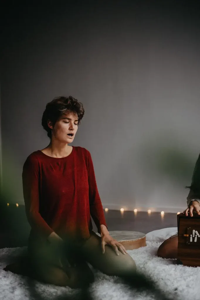 Donna che canta accompagnata dal vibrante shruti box, vibranti armonie di benessere
